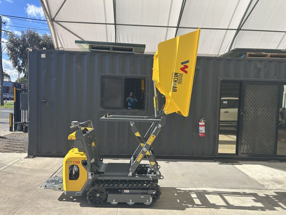 DT08 dumper tipping from full height